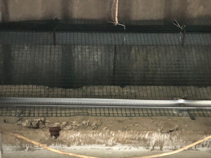 ตะแกรงกันแมววิ่งบนฝ้า บนหลังคา